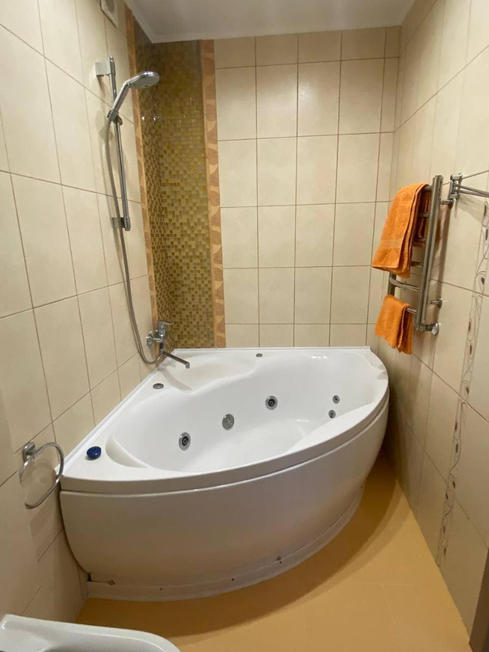 Apartpoltava Двокімнатні Апартаменти З Джакузі Біля Листопаду エクステリア 写真