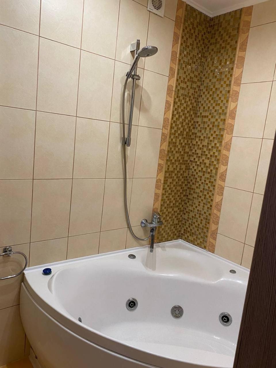 Apartpoltava Двокімнатні Апартаменти З Джакузі Біля Листопаду エクステリア 写真